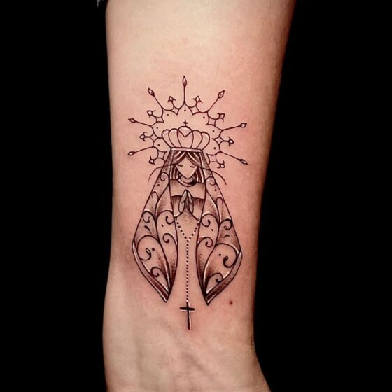 Tatuaje virgen línea fina en Kansas city
